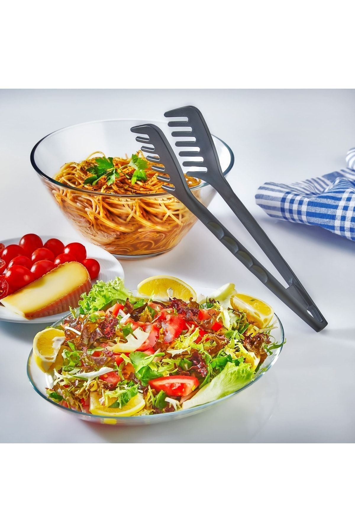 Spagetti Ve Salata Maşasın Si̇yah Antrasi̇t